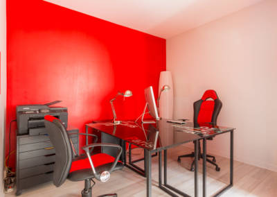 Décoration colorée de bureaux EAD à Neuilly par Béatrice Elisabeth, Décoratrice UFDI à Neuilly et Paris : un coin bureau rouge dynamique