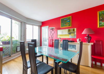 Décoration Appartement familial à Neuilly - La salle à manger au pan de mur rouge, par Béatrice Elisabeth, Décoratrice UFDI à Neuilly et Paris
