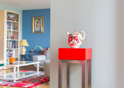 Décoration Appartement familial à Neuilly - Une petite selette rouge dans l'entrée, par Béatrice Elisabeth, Décoratrice UFDI à Neuilly et Paris