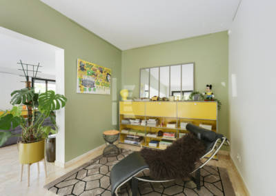 Décoration Maison à Marne la Coquette - Un petit salon le Corbusier aux touches de jaune et vert, par Béatrice Elisabeth, Décoratrice UFDI à Neuilly et Paris