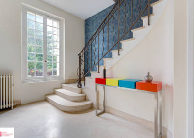 Décoration d'une maison à Garches - Entrée claire aux touches de couleurs, par Béatrice Elisabeth, Décoratrice UFDI à Neuilly et Paris