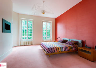 Décoration d'une maison à Garches - La chambre et son mur rouge, par Béatrice Elisabeth, Décoratrice UFDI à Neuilly et Paris