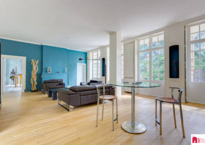 Décoration d'une maison à Garches - Le salon aux tons bleus et bois, par Béatrice Elisabeth, Décoratrice UFDI à Neuilly et Paris