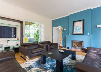 Décoration d'une maison à Garches - Le salon aux tons bleus et bois - table basse, par Béatrice Elisabeth, Décoratrice UFDI à Neuilly et Paris