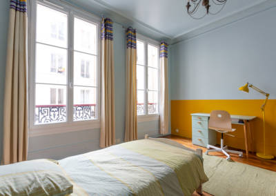Décoration et suivi de chantier d'un appartement familial à Paris 17- Chambre de Jules, le bureau jaune, par Béatrice Elisabeth, Décoratrice UFDI à Neuilly et Paris