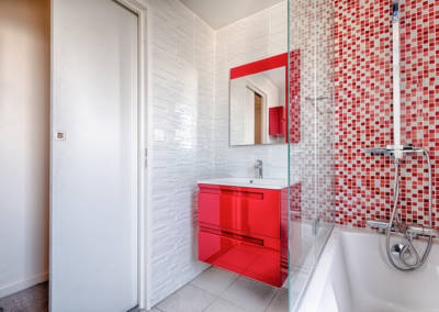 Rénovation appartement Paris 19ème - La salle de bain - Coté porte coulissante, par Béatrice Elisabeth, Décoratrice UFDI à Neuilly et Paris