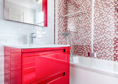 Rénovation appartement Paris 19ème - La salle de bain - Détail du meuble rouge de chez Lapeyre, par Béatrice Elisabeth, Décoratrice UFDI à Neuilly et Paris