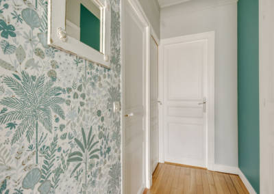 Visite conseil en décoration à Sartrouville - Le couloir et ses portes allégées, par Béatrice Elisabeth, Décoratrice UFDI à Neuilly et Paris