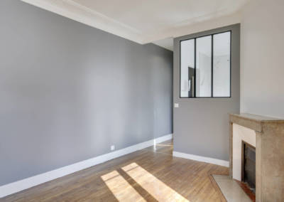 Rénovation appartement à Courbevoie - Murs gris clair dans le salon, par Béatrice Elisabeth, Décoratrice UFDI à Neuilly et Paris
