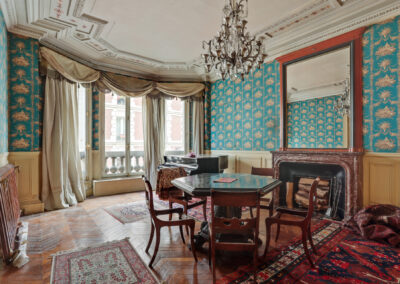 Appartement de style à Paris 7ème - Le salon de musique avec piano et balcon avant travaux, par Béatrice Elisabeth, Décoratrice UFDI à Neuilly et Paris
