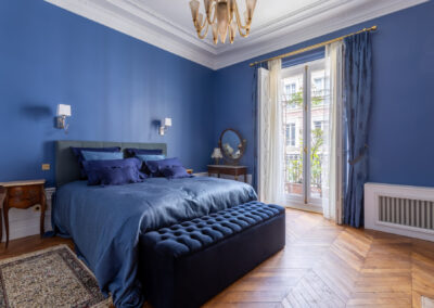 Appartement de style haussmannien à Paris 7ème - La chambre master aux tons bleus, par Béatrice Elisabeth, Décoratrice UFDI à Neuilly et Paris