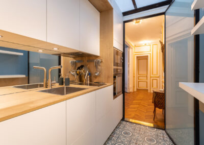 Appartement de style haussmannien à Paris 7ème - La cuisine avec vue sur le couloir, par Béatrice Elisabeth, Décoratrice UFDI à Neuilly et Paris