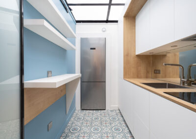 Appartement de style haussmannien à Paris 7ème - La cuisine et son frigo américain, par Béatrice Elisabeth, Décoratrice UFDI à Neuilly et Paris