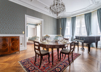 Appartement de style haussmannien à Paris 7ème - La salle à manger et ses meubles de style, par Béatrice Elisabeth, Décoratrice UFDI à Neuilly et Paris