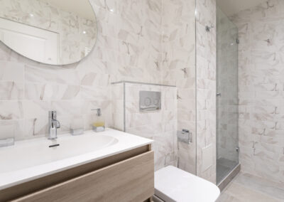 Appartement de style haussmannien à Paris 7ème - La salle de bain avec douche de la chambre Invité, par Béatrice Elisabeth, Décoratrice UFDI à Neuilly et Paris