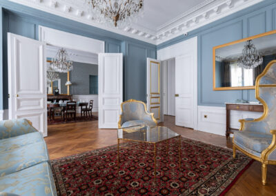 Appartement de style haussmannien à Paris 7ème - Le grand salon versaillais avec vue sur la salle à manger, par Béatrice Elisabeth, Décoratrice UFDI à Neuilly et Paris