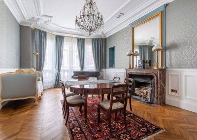 Appartement de style haussmannien à Paris 7ème - Le salon piano et salle à manger, par Béatrice Elisabeth, Décoratrice UFDI à Neuilly et Paris