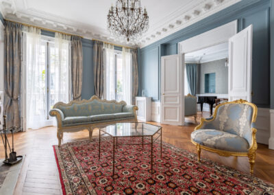 Appartement de style haussmannien à Paris 7ème - Le salon très lumineux aux tons bleus gris, par Béatrice Elisabeth, Décoratrice UFDI à Neuilly et Paris