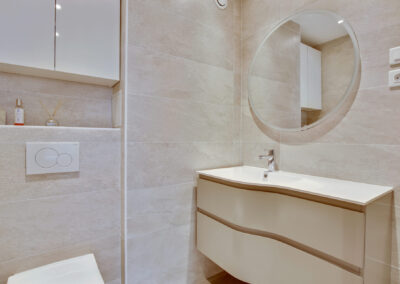 Rénovation d'un appartement à Courbevoie - La salle de bain - son meuble vasque et miroir rond, par Béatrice Elisabeth, Décoratrice UFDI à Neuilly et Paris