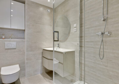 Rénovation d'un appartement à Courbevoie - La salle de bain - vue d'ensemble incluant la douche, par Béatrice Elisabeth, Décoratrice UFDI à Neuilly et Paris
