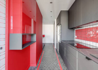 Le bloc de séparation agencé et habillé de rouge, par Béatrice Elisabeth, Architecte d'intérieur UFDI à Neuilly et Paris