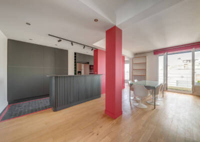 Le nouvel espace graphique en gris, rouge, et bois, par Béatrice Elisabeth, Architecte d'intérieur UFDI à Neuilly et Paris