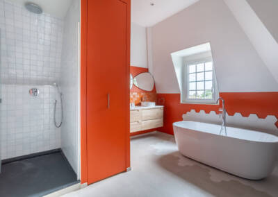 Douche et baignoire pour cette grand salle de bain, par Béatrice Elisabeth, Architecte d'intérieur UFDI à Neuilly et Paris