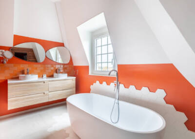 Meuble double vasque sur orange avec miroirs galets, par Béatrice Elisabeth, Architecte d'intérieur UFDI à Neuilly et Paris