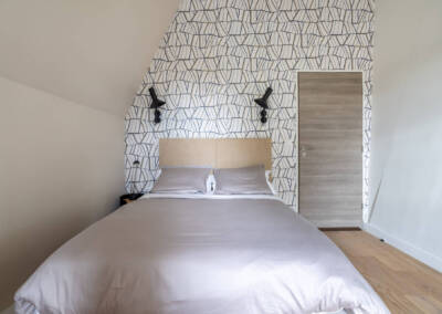 Tête de lit en velours pour la chambre, par Béatrice Elisabeth, Architecte d'intérieur UFDI à Neuilly et Paris